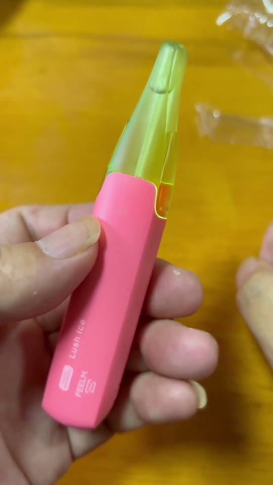雪加鸭嘴兽一次性电子烟和飞雾一次性电子烟对比