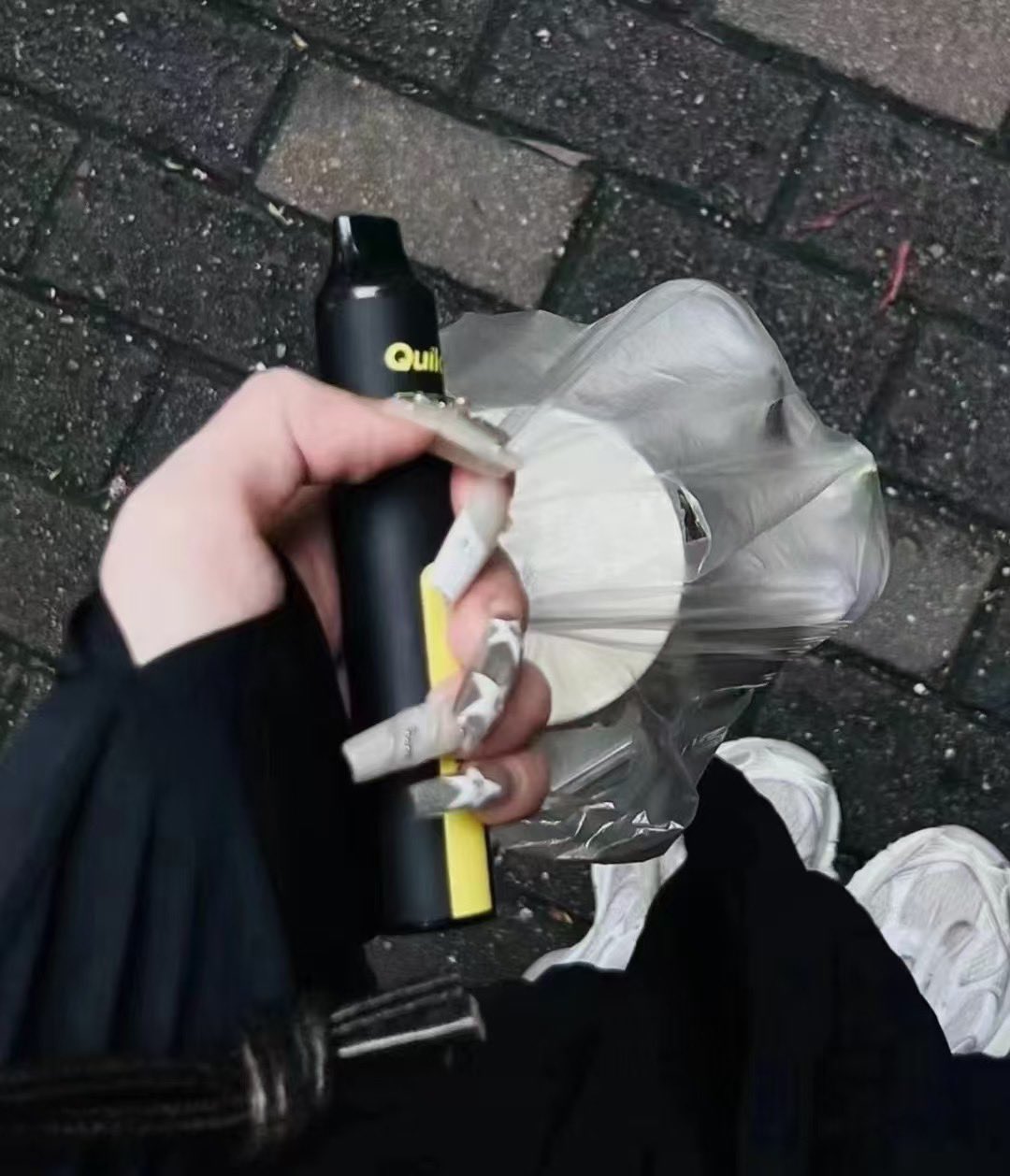 小黑条一次性烟：时尚与品质的完美结合