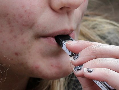 研究:与单纯吸烟相比,吸烟和吸电子烟会使肺癌风险增加四倍