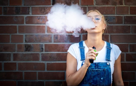 研究显示吸电子烟会损害大学生的大脑